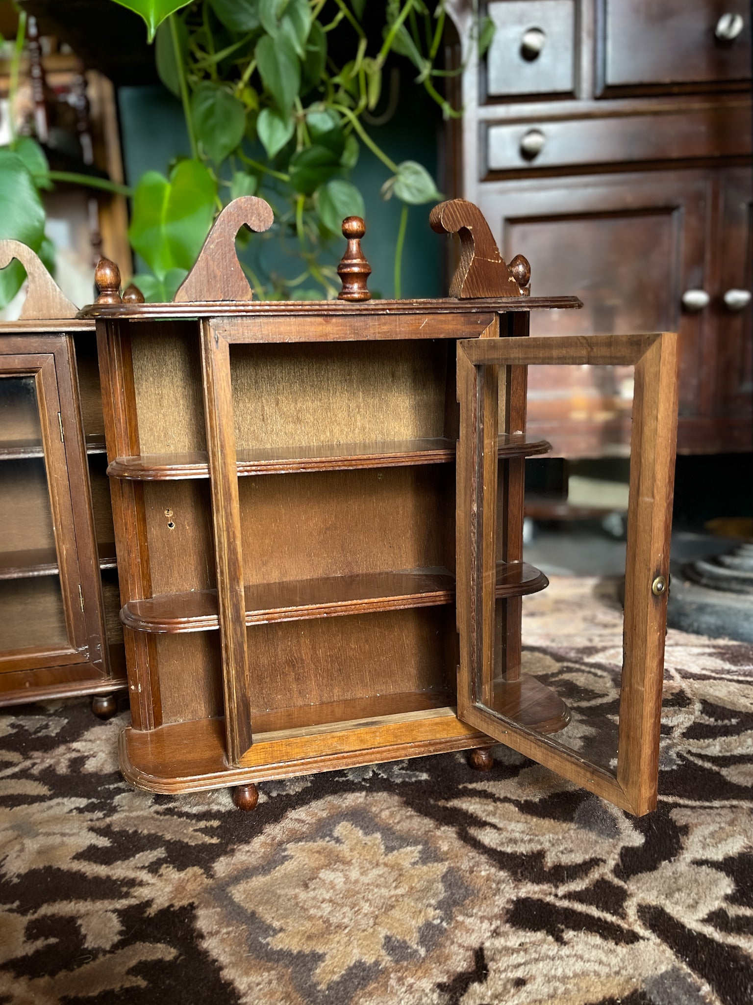 Small VTG Wooden Curio Cabinet
