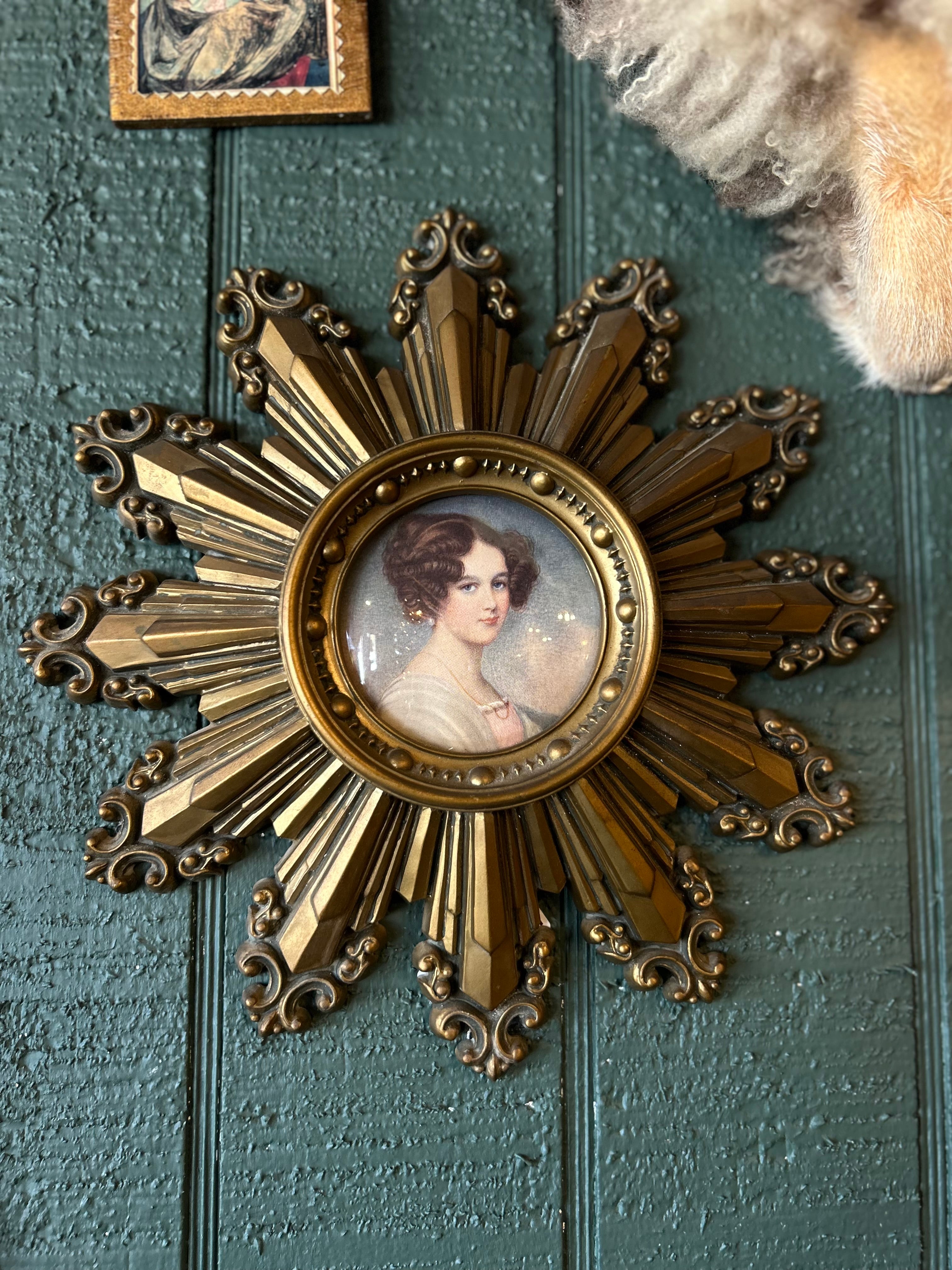 VTG Star Cameo Wall Décor