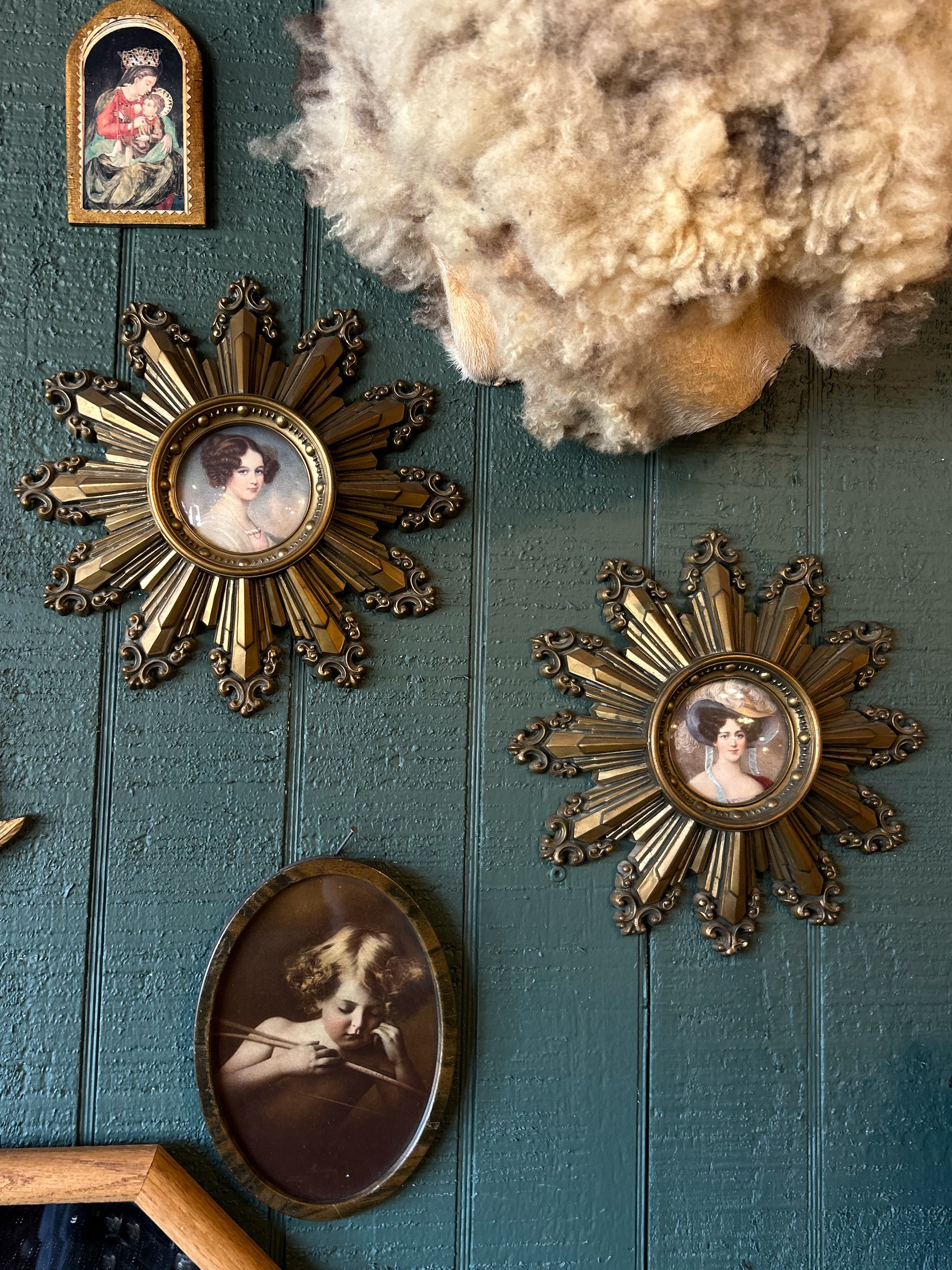 VTG Star Cameo Wall Décor